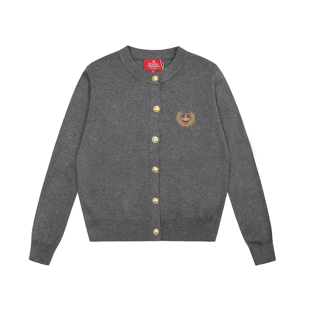 VIVI125 vivienne west wood Vivienne handsome college style wool metal button cardigan. The upper body is huge and beautiful. 🧩 15% merino cotton wool 85% wool blend 🧩Correct Italian🇮🇹100% wool washed wheat logo 🧩Original purchase, real model opening 🧩Original purchase records and comparison pictures can be provided. Order with confidence. 🧩Customized laser buttons, clean and clear text, completely restored, 🧩kill all Taobao 300+ versions in a flash, the purchasing quality is perfect, not a copywriter party, a real good product, the actual product far exceeds the budget. Size: S -M- L Color: navy blue gray